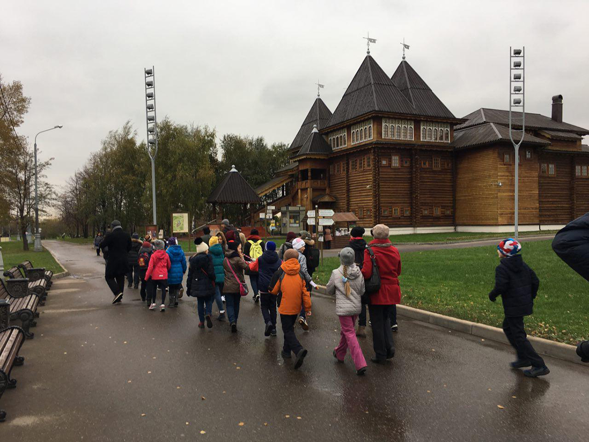 تصویر ۴: حضور دسته جمعی کودکان در کولومنسکویه پارک مسکو، منبع: نگارنده