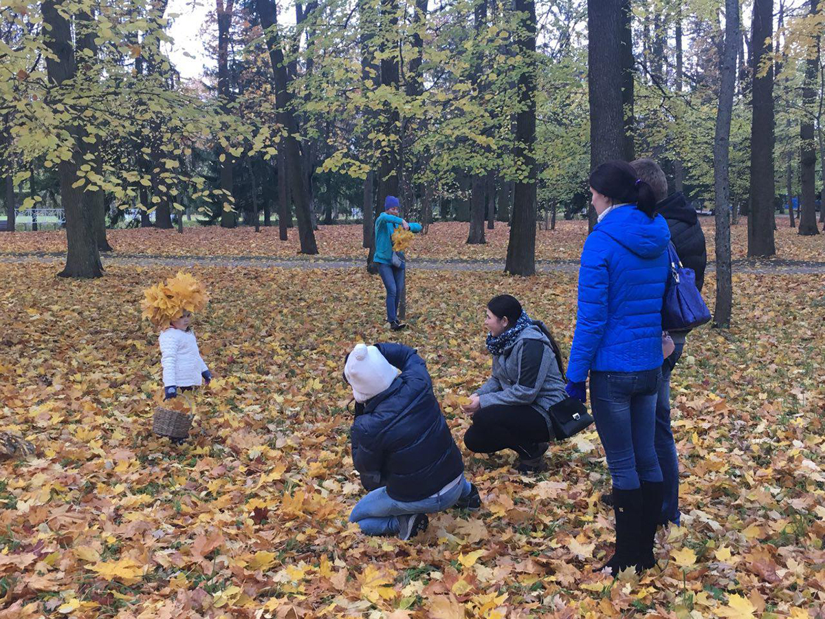 تصویر ۶: حضور کودک به همراه خانواده و بازی در برگ های پائیزی در باغ کاترین، منبع: نگارنده