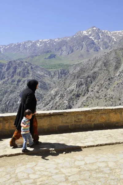 تفکیک پیاده‌ رو و خیابان در روستای اورامان تخت