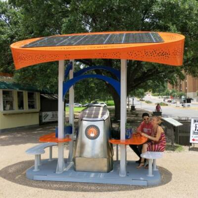 ایستگاه شارژ خورشیدی در محوطه دانشگاه تگزاس