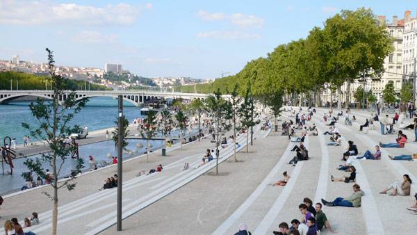 مقایسه دو پروژه معماری منظر Berges de Seine در پاریس و ساحل Lyon در کنار رود Rhone