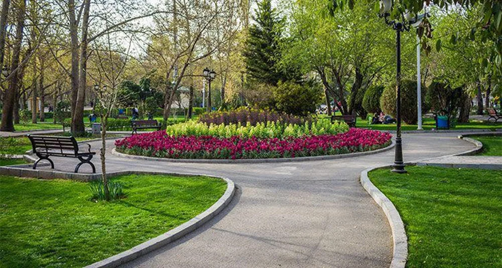 پارک ملت به مثابه تفرجگاهی در کنار هیاهوی خیابان ولیعصر