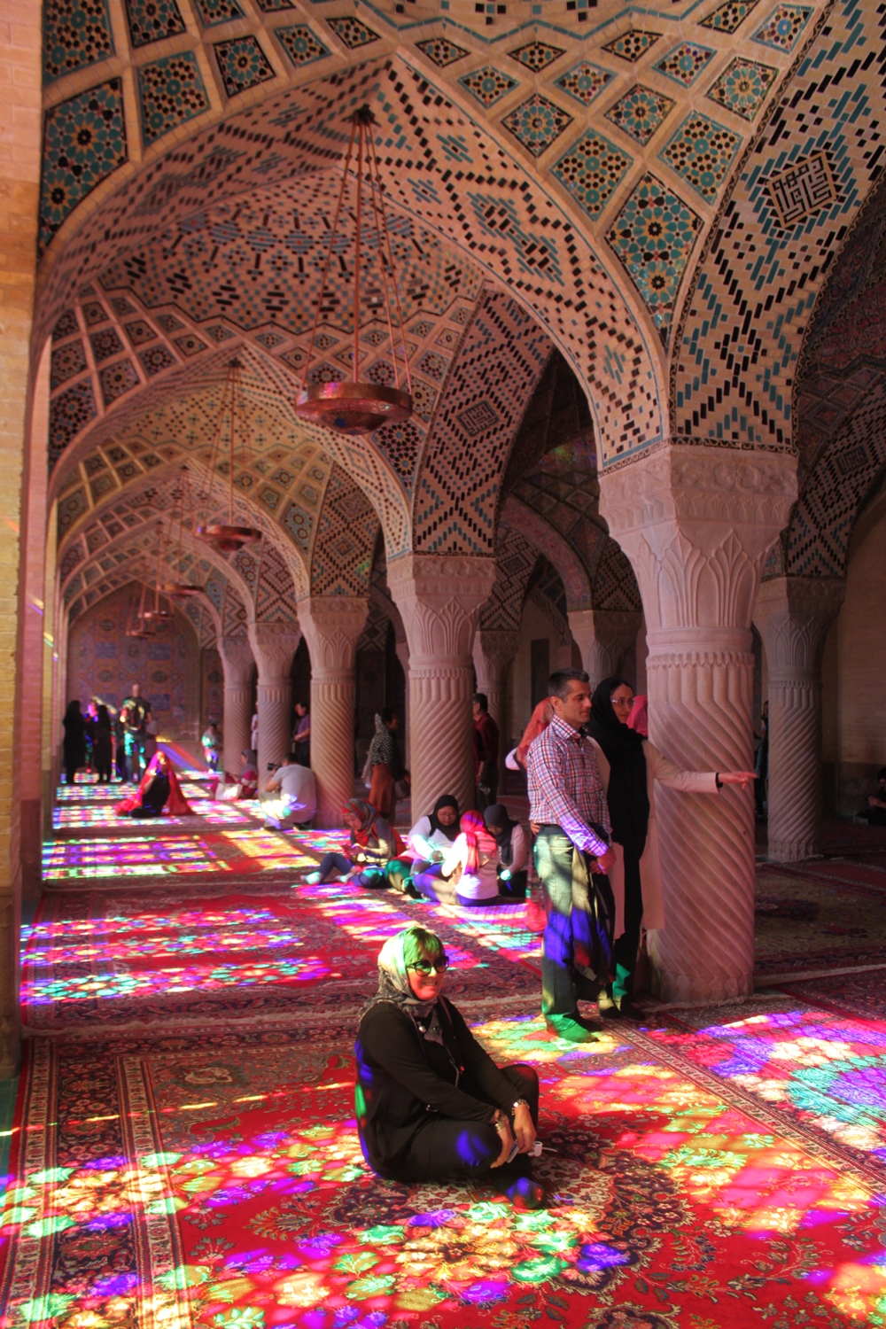 مسجد نصیرالملک، تجلی نور در خانه خدا