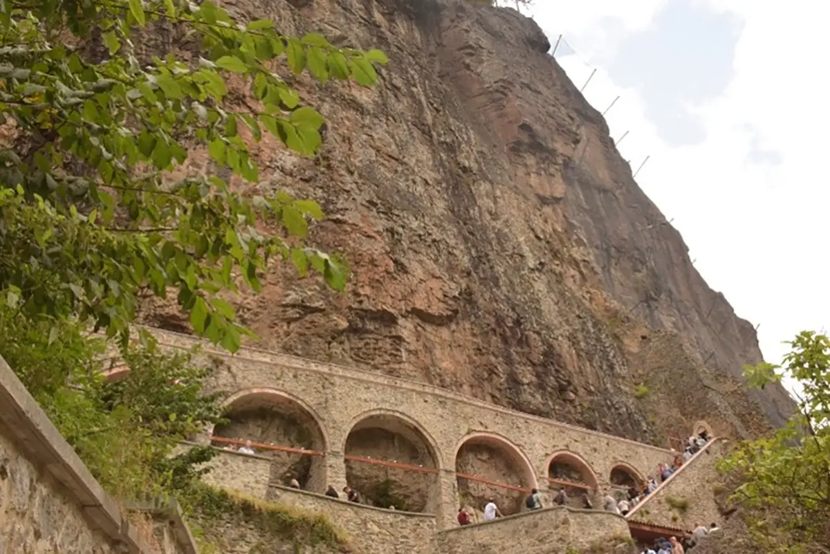 همزیستی معماری، منظر و معنا در صومعه سوملا و بستر میراث کوهستانی ماچکا